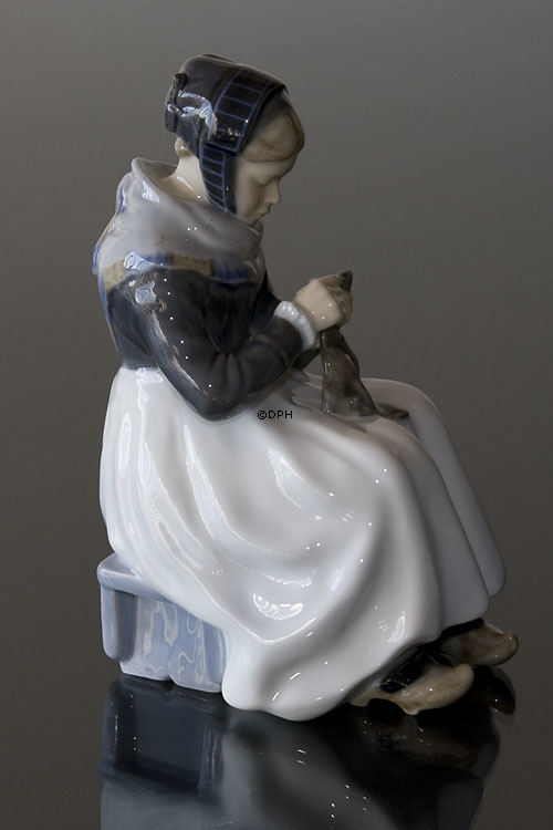 Stor Siddende Amagerpige (strikkende), Royal Copenhagen figur nr. 099 eller 1317