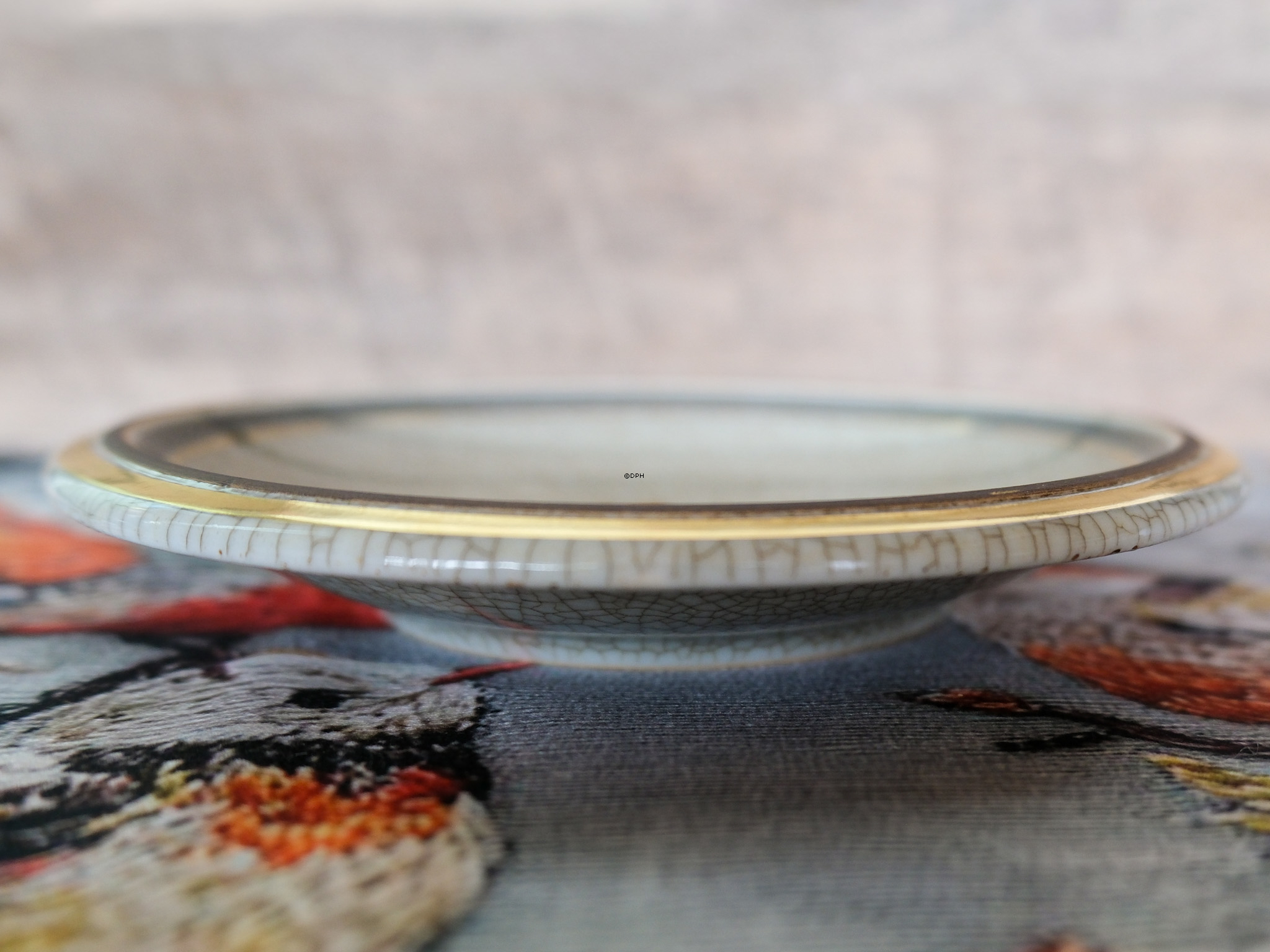 Krakeleret fad med egern, Royal Copenhagen nr. 132-2568