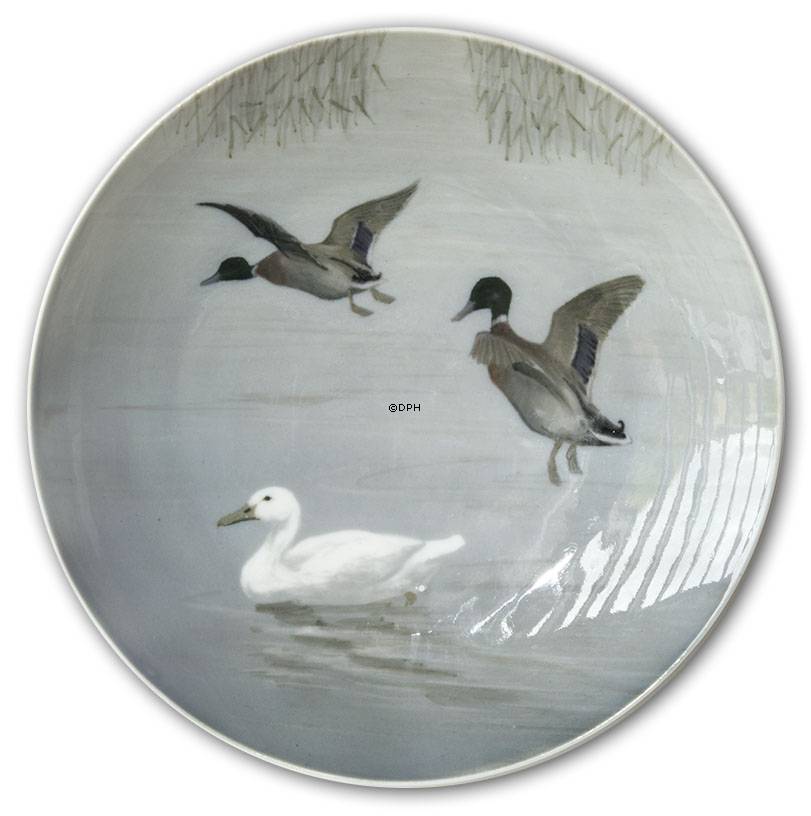 Skål/ platte med huller til ophæng, dekoreret med flyvende ænder, Royal Copenhagen Art Noveau (1898-1922)