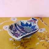 Fajance skål med hank af Marianne Johanson, Royal Copenhagen nr. 147-2900