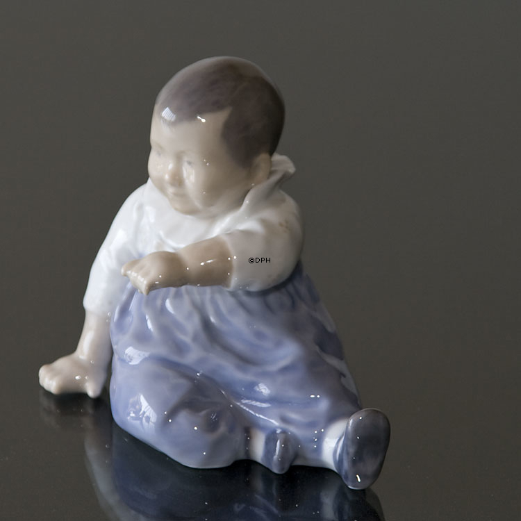 Siddende barn med blå bukser, Royal Copenhagen figur nr. 1517