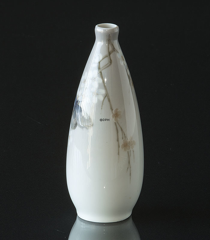 Vase med Blomst og sommerfugl, Royal Copenhagen nr. 1528-180