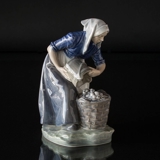 Frau, die Kartoffeln sammelt, Royal Copenhagen Figur Nr. 1549