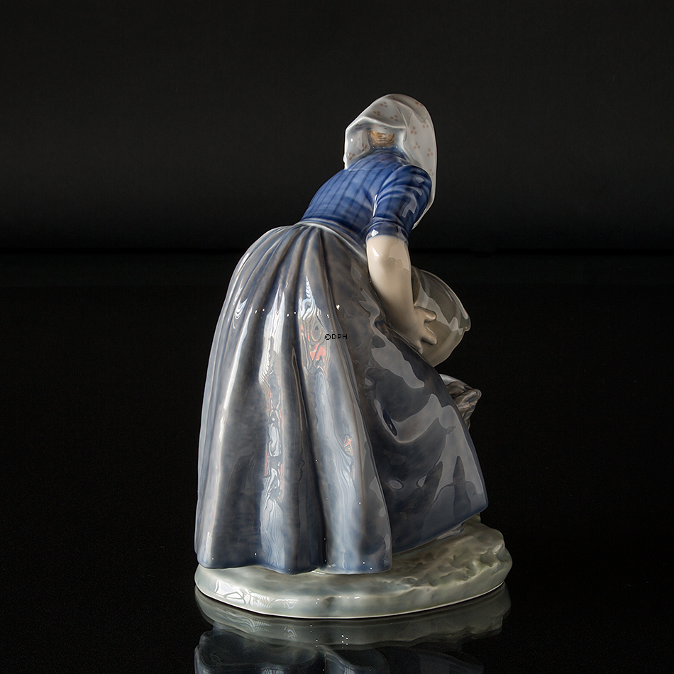 Kartoffelsamlersken, Dame, Royal Copenhagen figur nr. 1549