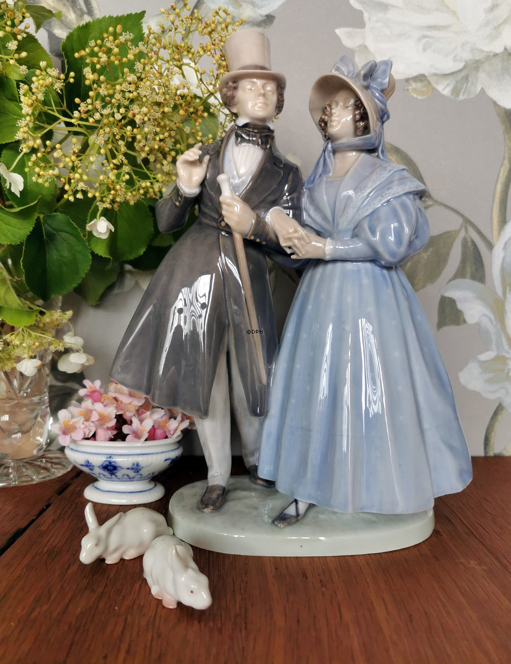 En aften i Tivoli, Royal Copenhagen figur nr. 1593  (UNICA - BLÅ KJOLE 1894-1922)