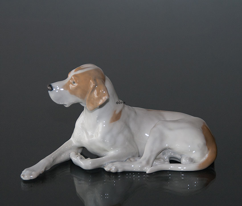 Royal Copenhagen Pointer liggende med hoved op, figur nr. 1635
