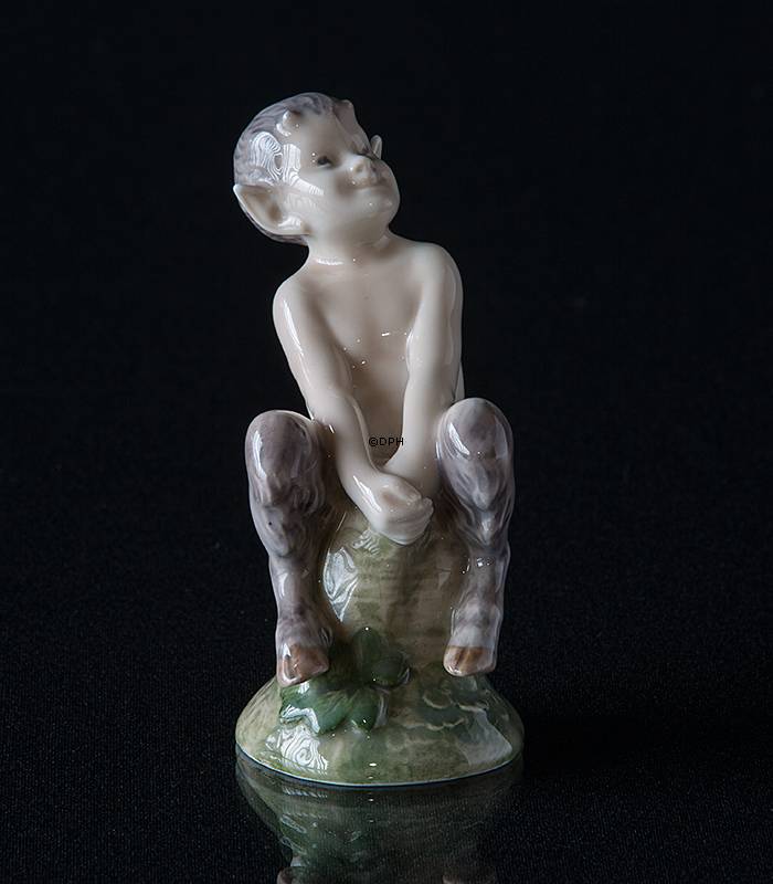 Faun på træstub, Royal Copenhagen figur nr. 1738
