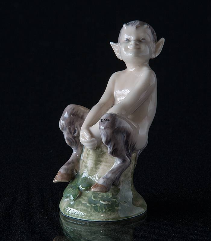 Faun på træstub, Royal Copenhagen figur nr. 1738