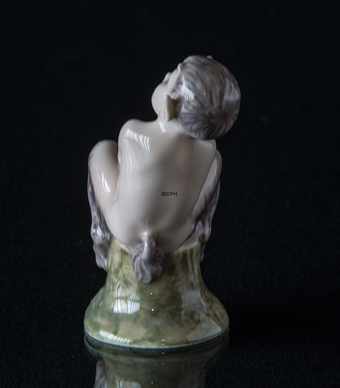 Faun på træstub, Royal Copenhagen figur nr. 1738
