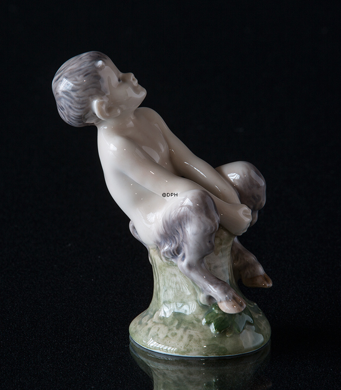 Faun på træstub, Royal Copenhagen figur nr. 1738