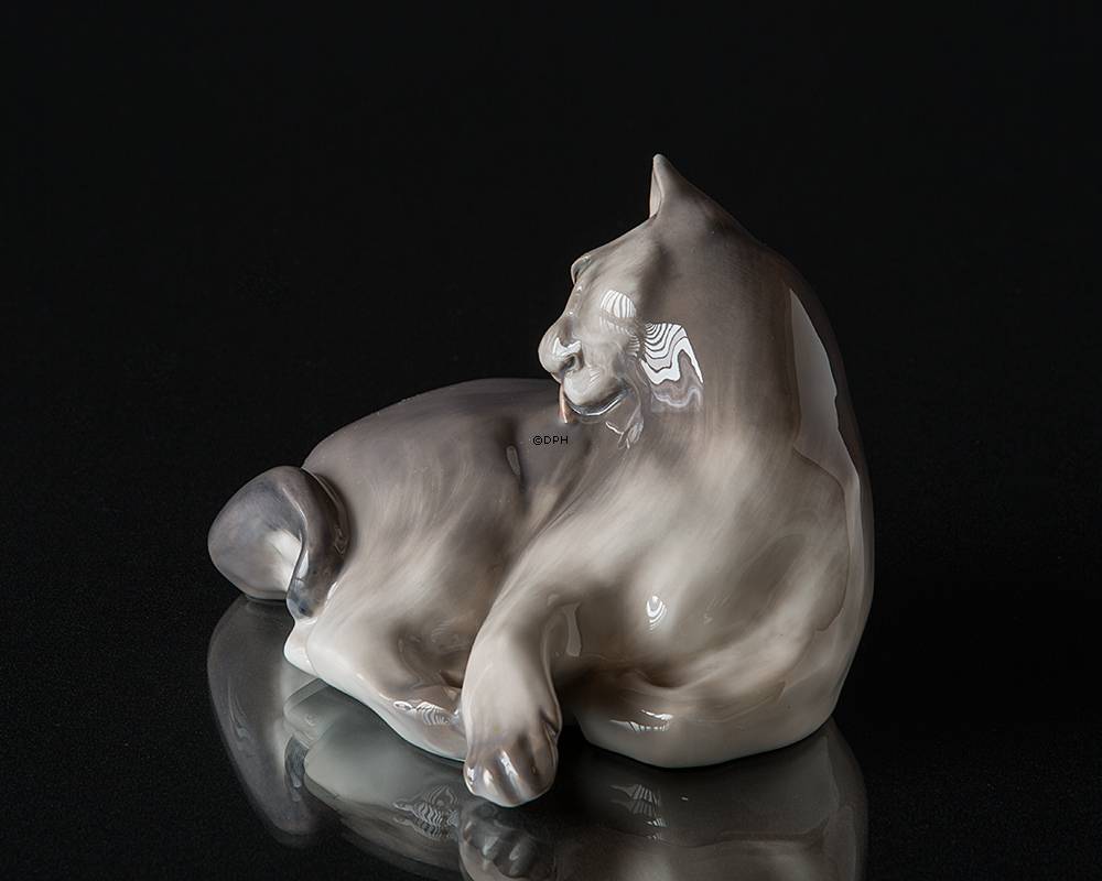 Liggende kat der slikker sig Royal Copenhagen figur nr. 1759-2512