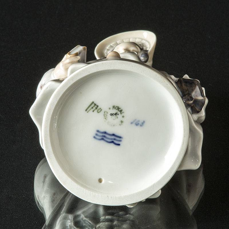 Dame med bog og taske(1894-1922), Royal Copenhagen figur nr. 1770