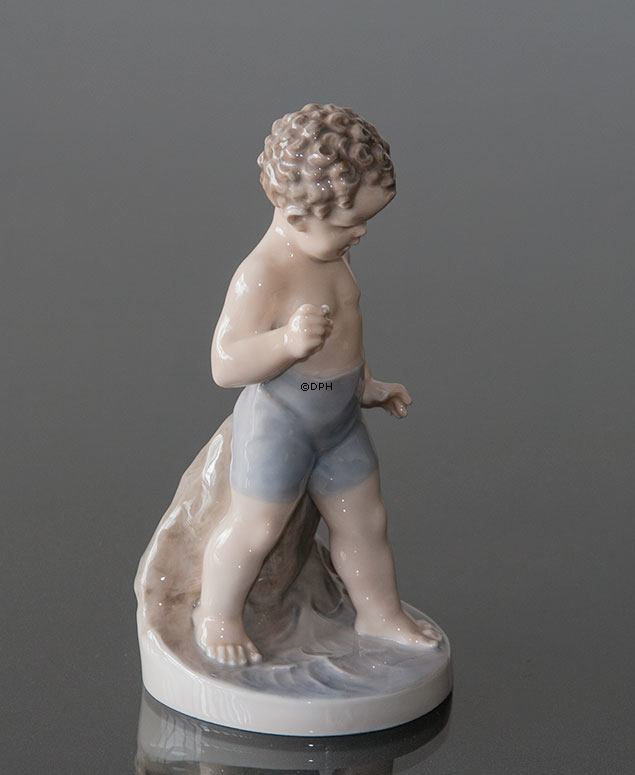 Dreng Stående med badebukser, Royal Copenhagen figur nr. 1786