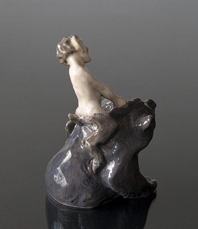 Faun med Bjørn, Royal Copenhagen figur nr. 1804