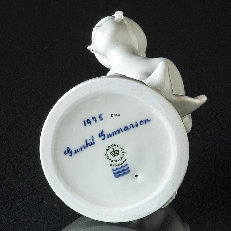 Leda med svane, Pige siddende, Royal Copenhagen figur nr. 1875 (signeret Privat - Gunhil Gunnarson Hvid / Blanc de Chine