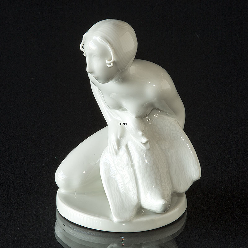 Leda med svane, Pige siddende, Royal Copenhagen figur nr. 1875 (signeret Privat - Gunhil Gunnarson Hvid / Blanc de Chine