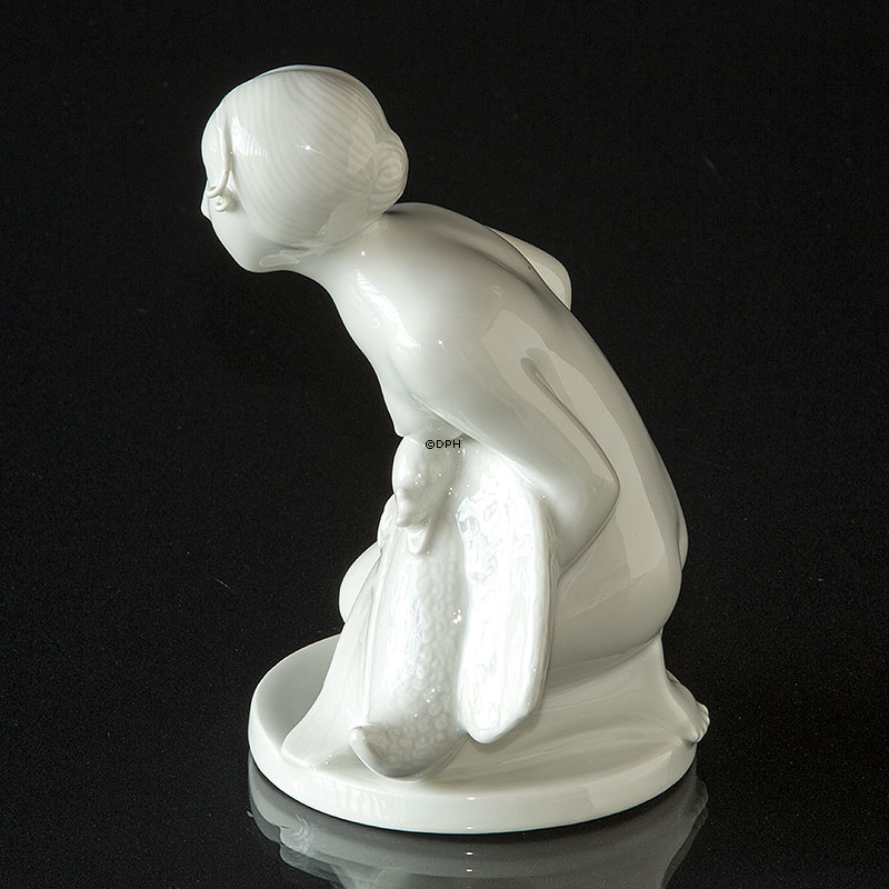 Leda med svane, Pige siddende, Royal Copenhagen figur nr. 1875 (signeret Privat - Gunhil Gunnarson Hvid / Blanc de Chine