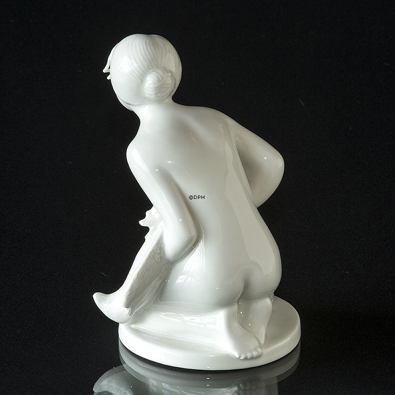 Leda med svane, Pige siddende, Royal Copenhagen figur nr. 1875 (signeret Privat - Gunhil Gunnarson Hvid / Blanc de Chine