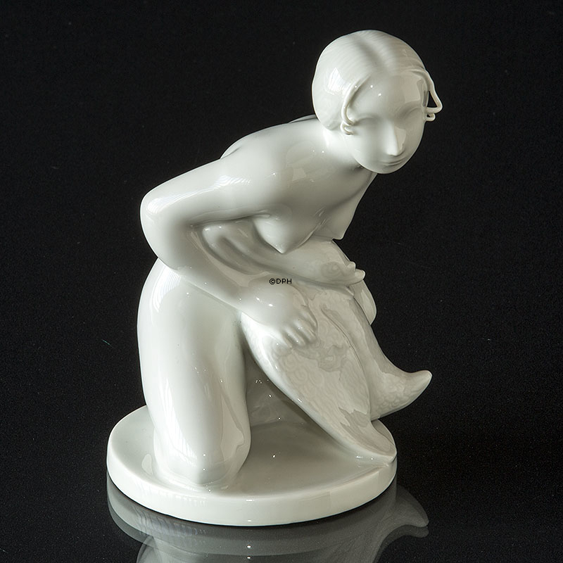 Leda med svane, Pige siddende, Royal Copenhagen figur nr. 1875 (signeret Privat - Gunhil Gunnarson Hvid / Blanc de Chine