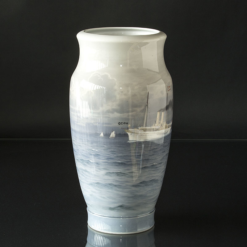 Kæmpe stor Vase med kongeskibet Dannebrog, UNICA (1922), Royal Copenhagen, Malet af Christian Benjamin Olsen