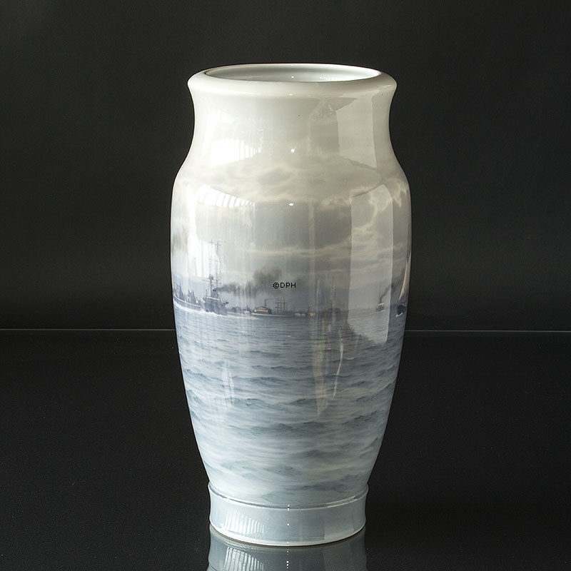 Kæmpe stor Vase med kongeskibet Dannebrog, UNICA (1922), Royal Copenhagen, Malet af Christian Benjamin Olsen