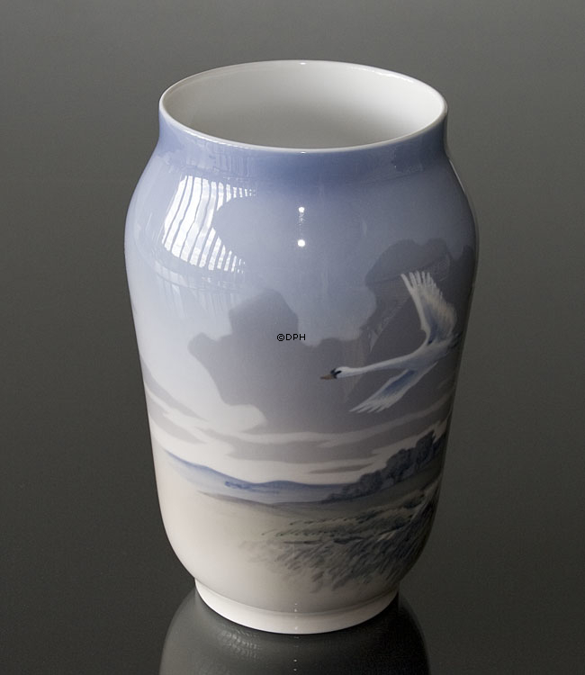 Vase med Flyvende Svaner, Royal Copenhagen nr. 1955-1217