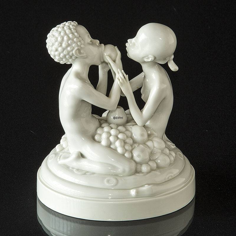 Adam og Eva med æbler, Signeret Ingeborg Nielsen, Privat 1926 Blanc de Chine