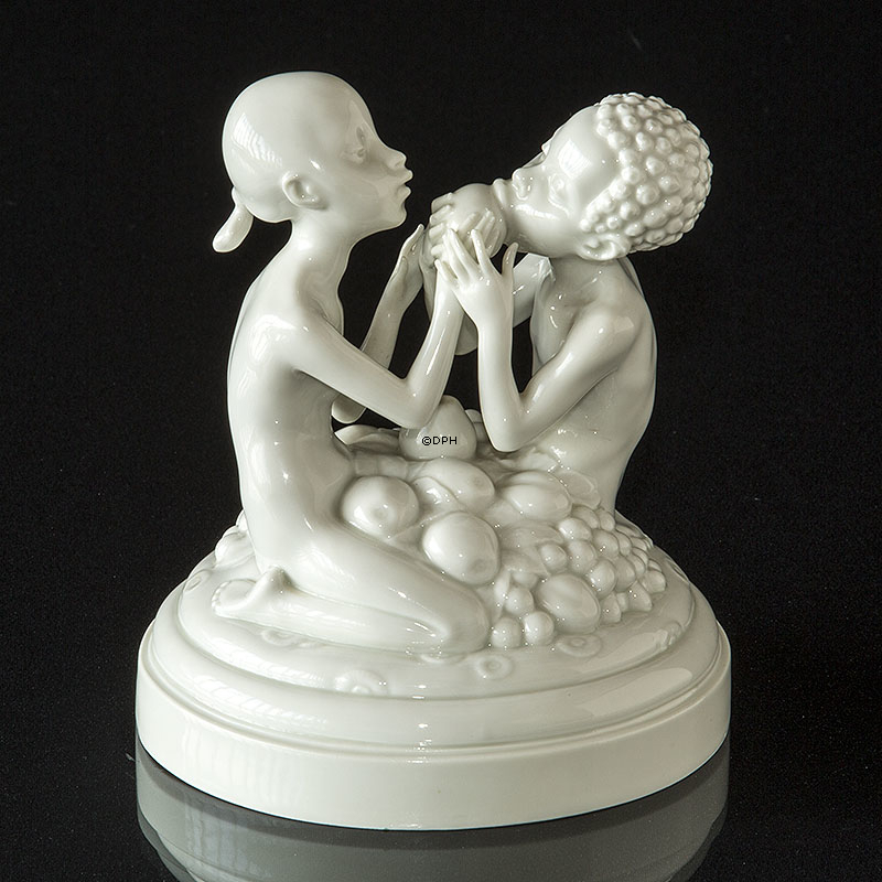 Adam og Eva med æbler, Signeret Ingeborg Nielsen, Privat 1926 Blanc de Chine