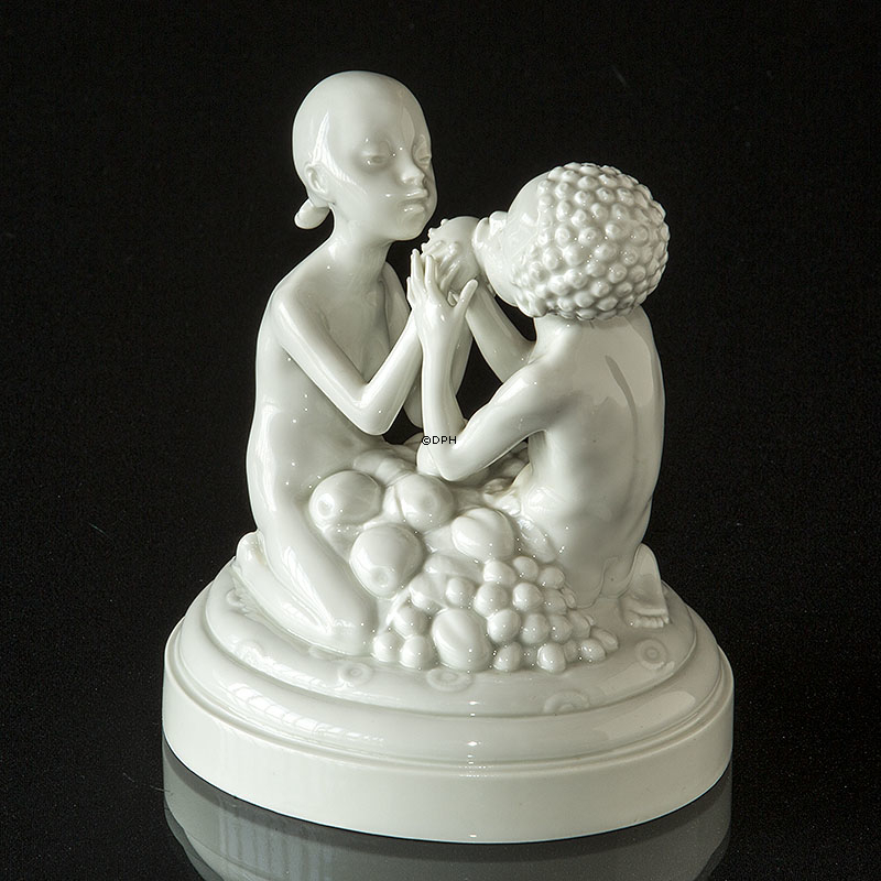 Adam og Eva med æbler, Signeret Ingeborg Nielsen, Privat 1926 Blanc de Chine