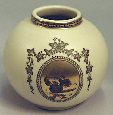 Vase med Den Flyvende Kuffert, Royal Copenhagen nr. 2005-25