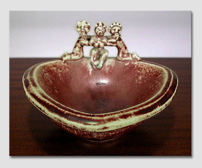 Stentøjsskål med tre figurer på kanten, Royal Copenhagen nr. 20169