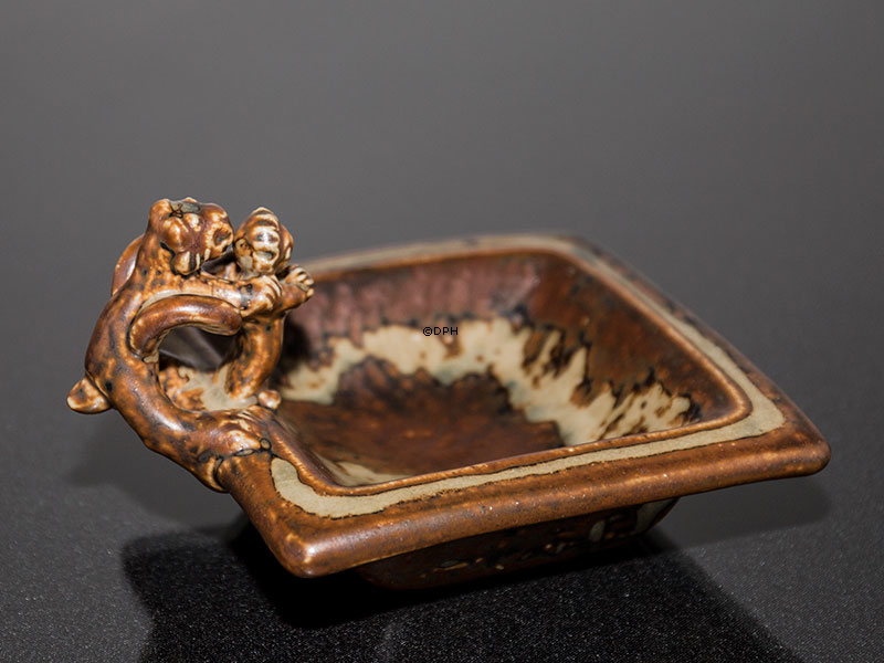 Stentøjsskål med fabeldyr på kanten, Royal Copenhagen nr. 20175