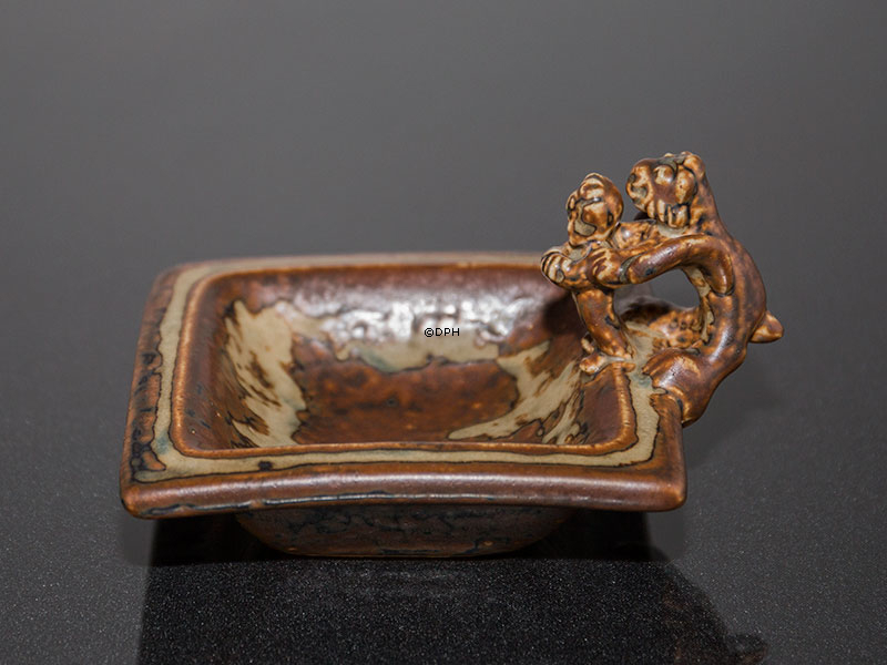 Stentøjsskål med fabeldyr på kanten, Royal Copenhagen nr. 20175