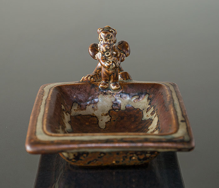 Stentøjsskål med fabeldyr på kanten, Royal Copenhagen nr. 20175