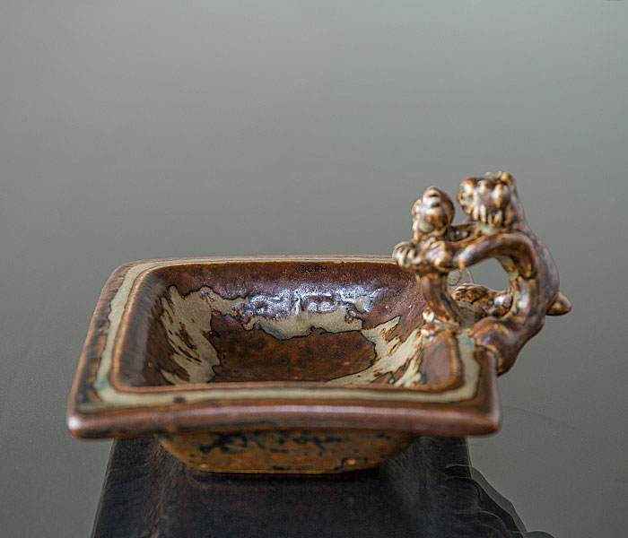 Stentøjsskål med fabeldyr på kanten, Royal Copenhagen nr. 20175