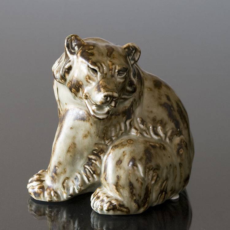 Siddende stentøjsbjørn Royal Copenhagen nr. 20206