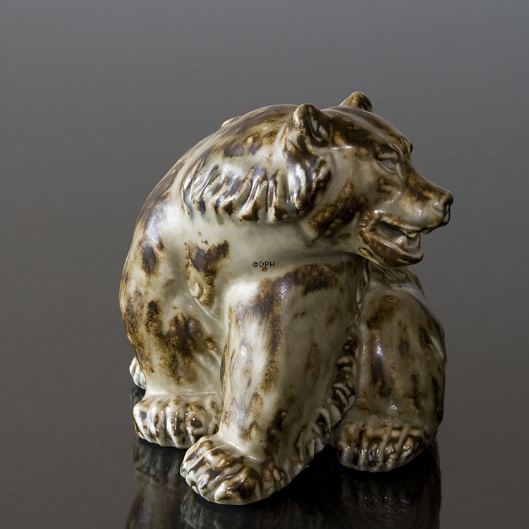 Siddende stentøjsbjørn Royal Copenhagen nr. 20206