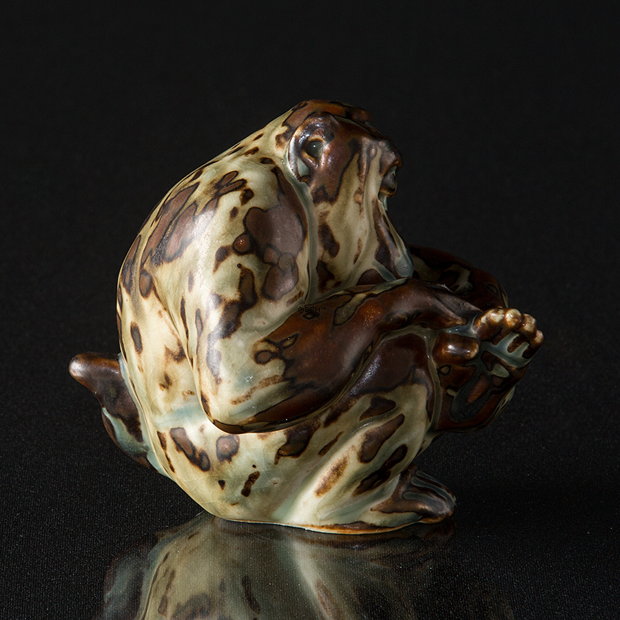 Abe renser fod, Royal Copenhagen stentøjsfigur nr. 20211