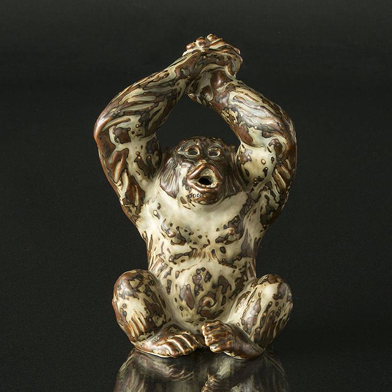 Abe, siddende med hænderne over hovedet, 22cm, Royal Copenhagen stentøjsfigur nr. 20227