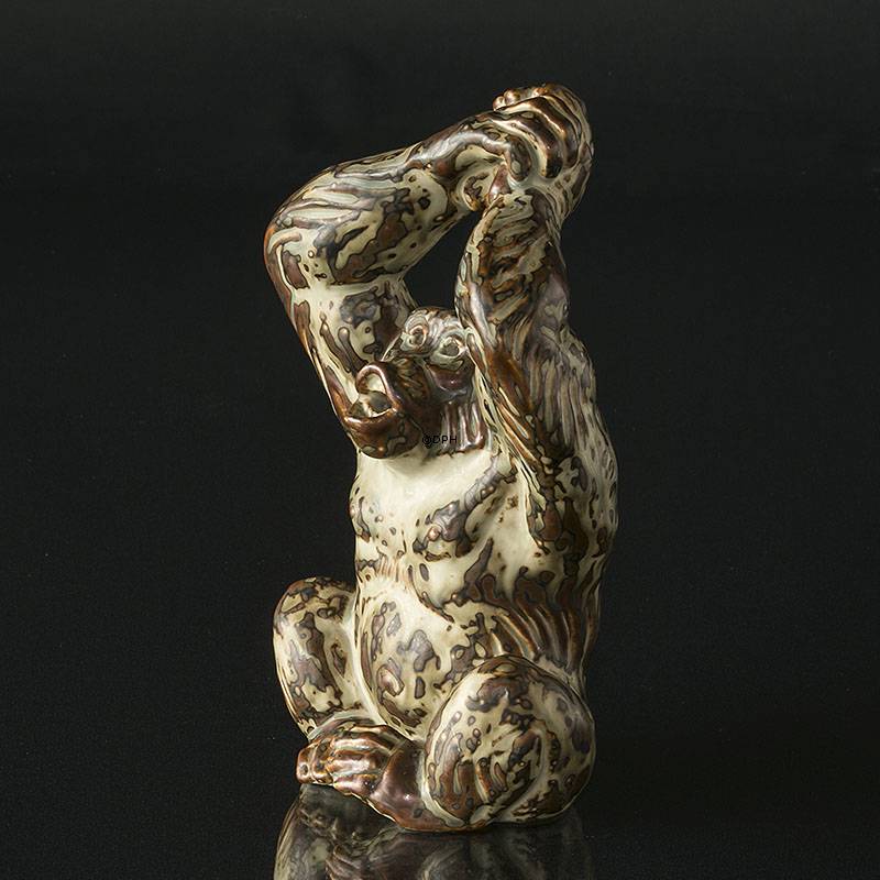 Abe, siddende med hænderne over hovedet, 22cm, Royal Copenhagen stentøjsfigur nr. 20227