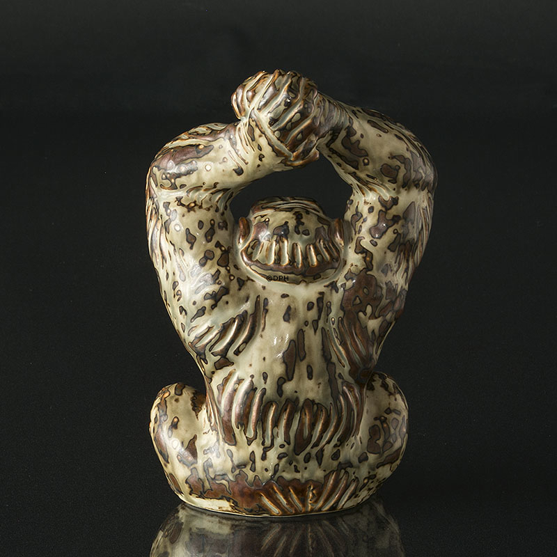 Abe, siddende med hænderne over hovedet, 22cm, Royal Copenhagen stentøjsfigur nr. 20227