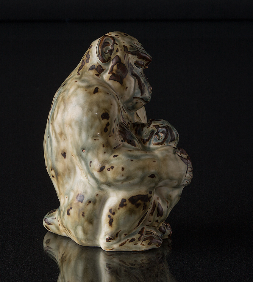 Abe med baby, Royal Copenhagen stentøjsfigur nr. 20241