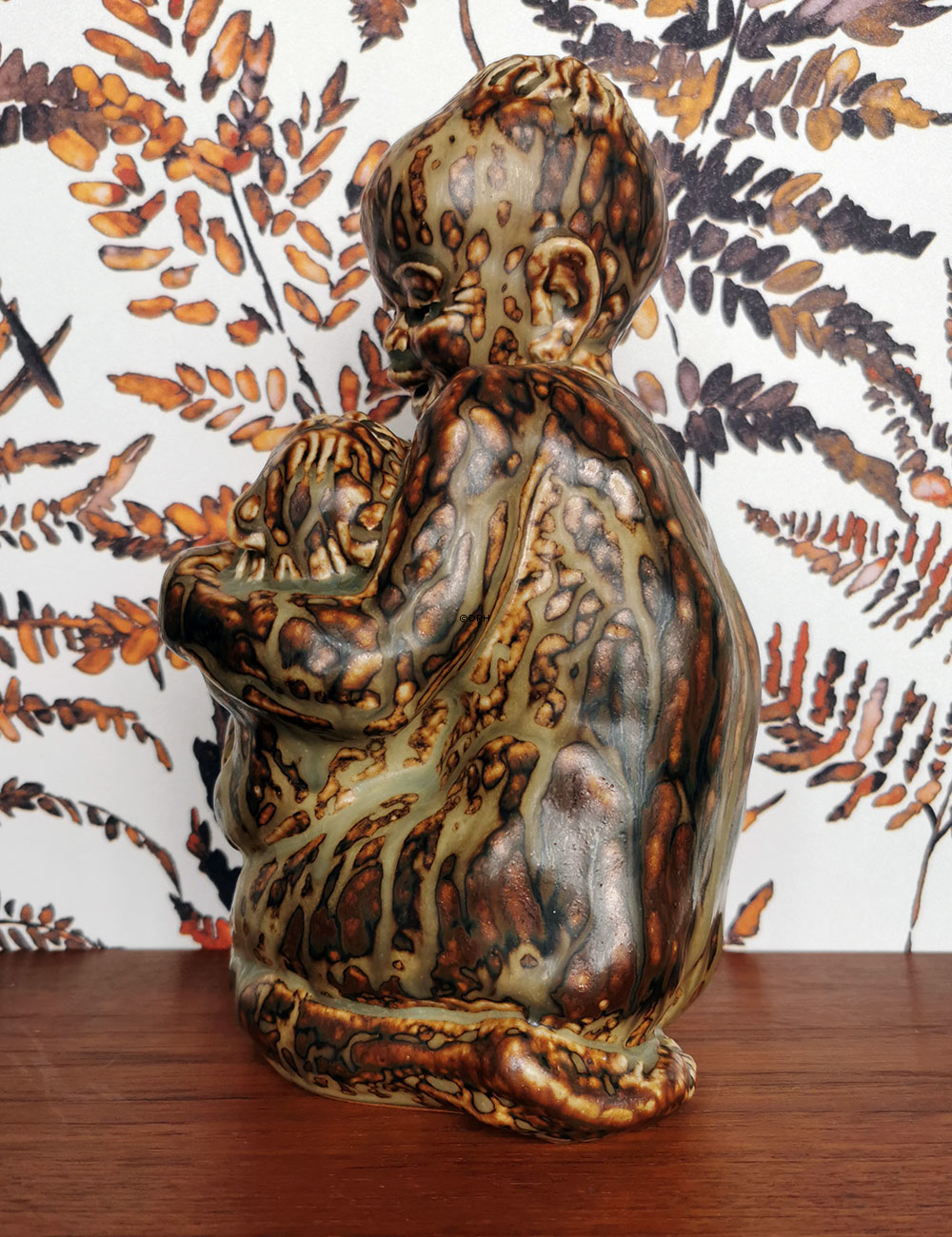 Afrikansk dreng med kat, Royal Copenhagen stentøjsfigur nr. 20244