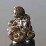 Junge kämpft mit Bär und gewinnt, Royal Copenhagen Steinzeug Figur Nr. 20245