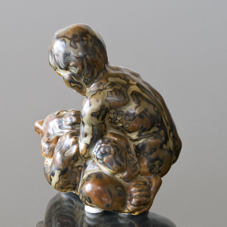 Dreng med bjørn, Royal Copenhagen stentøjsfigur nr. 20245