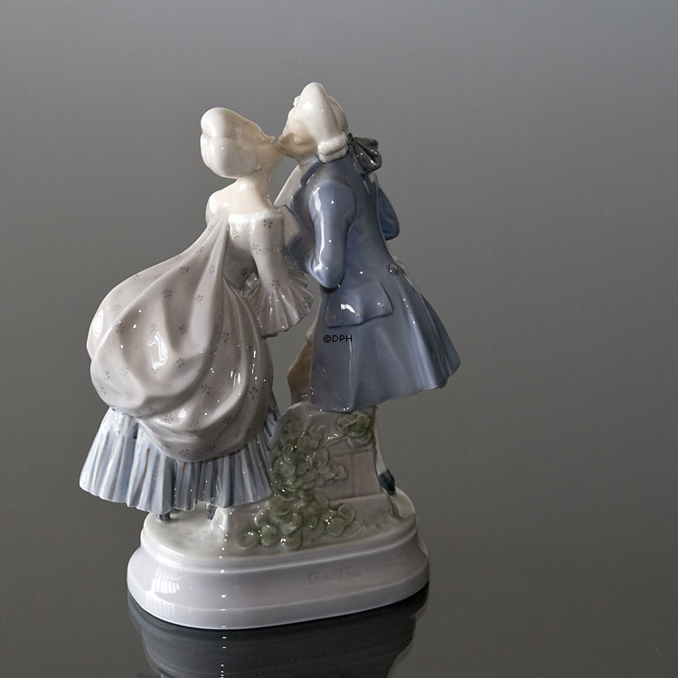 Kysset, Mand og kvinde, Royal Copenhagen figur nr. 2046