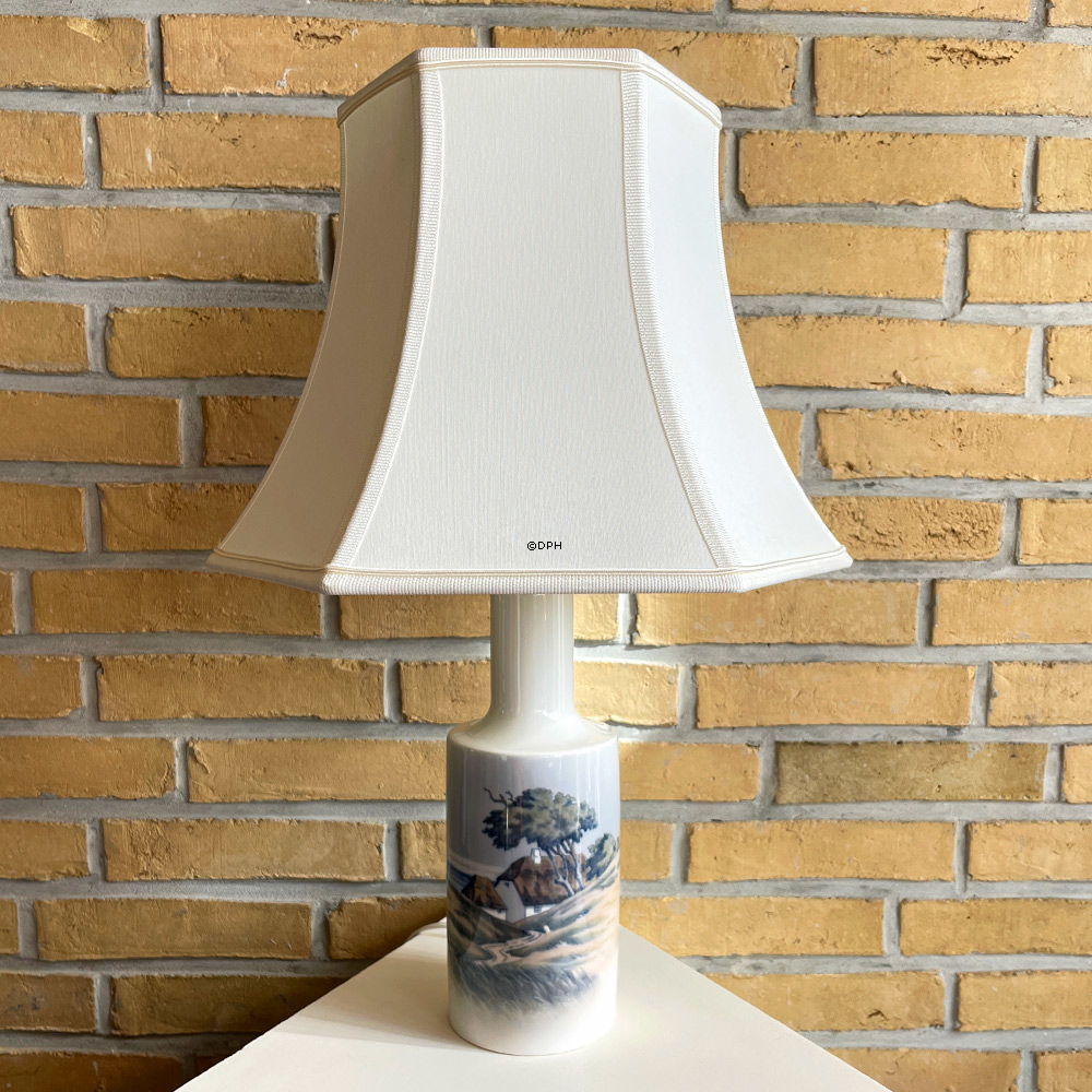 Bordlampe med gård/stråtægt hus i klitterne, Royal Copenhagen nr. 205-4622