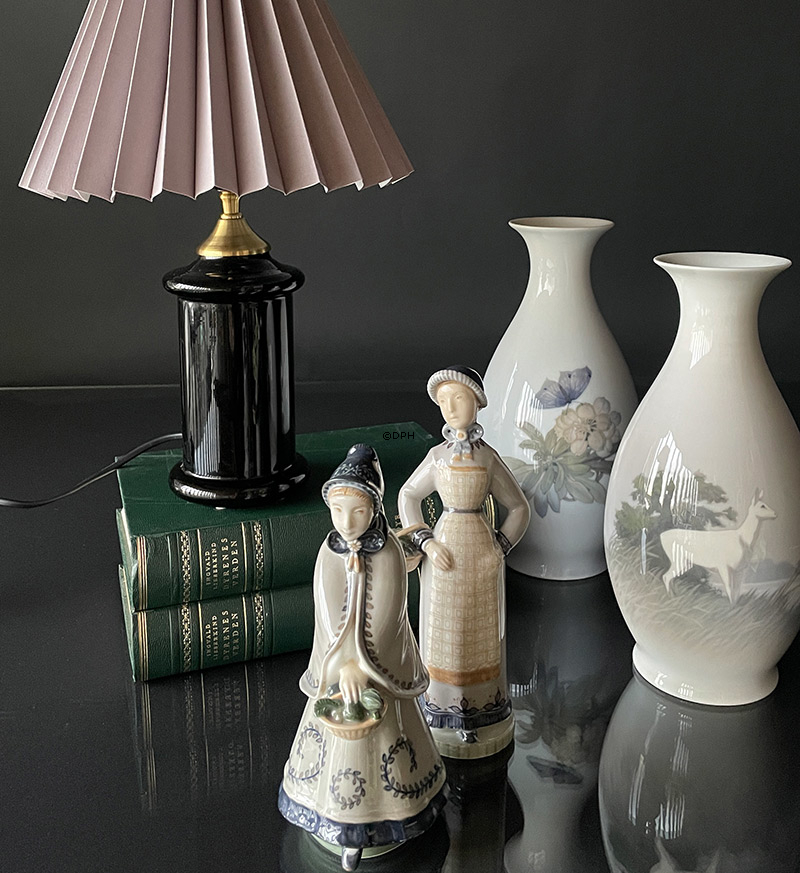 Kvinde med kurv, Royal Copenhagen figur nr. 2061(1890-1990)