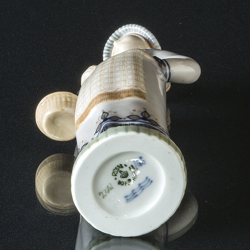 Kvinde med kurv, Royal Copenhagen figur nr. 2061(1890-1990)