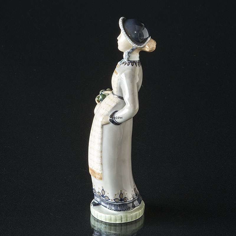 Kvinde med kurv, Royal Copenhagen figur nr. 2061(1890-1990)
